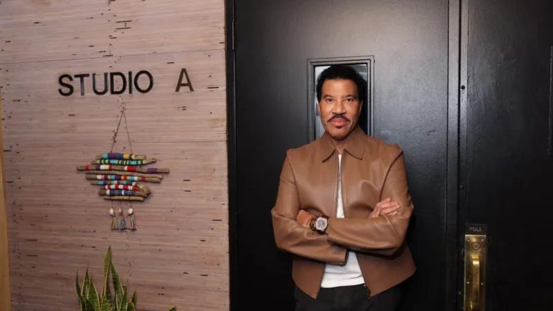 ليونيل ريتشي يكشف مفاجأة عن مايكل جاكسون وعاداته الشخصية الغريبة