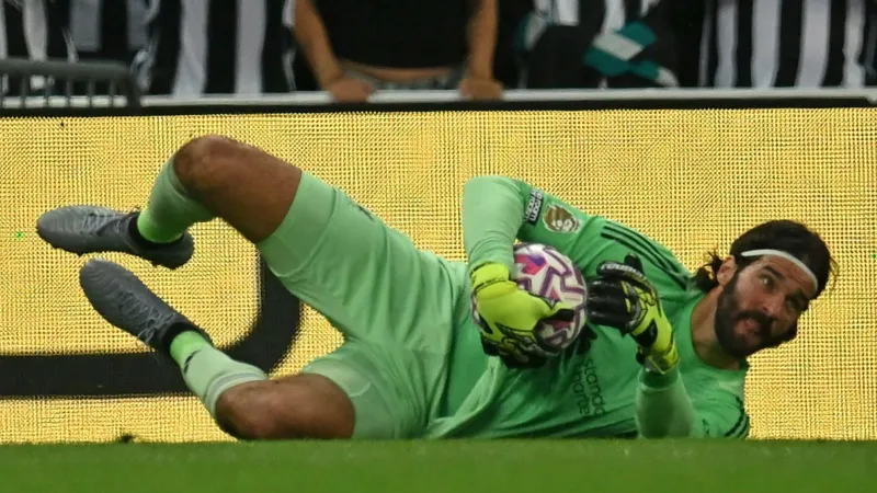 إصابة أليسون تضيف تحديات جديدة للريدز قبل مواجهة تشيلسي