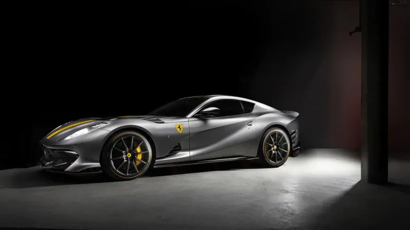 نسخة نادرة من فيراري 812 كومبيتيتسيوني تباع في مزاد بأكثر من مليون دولار