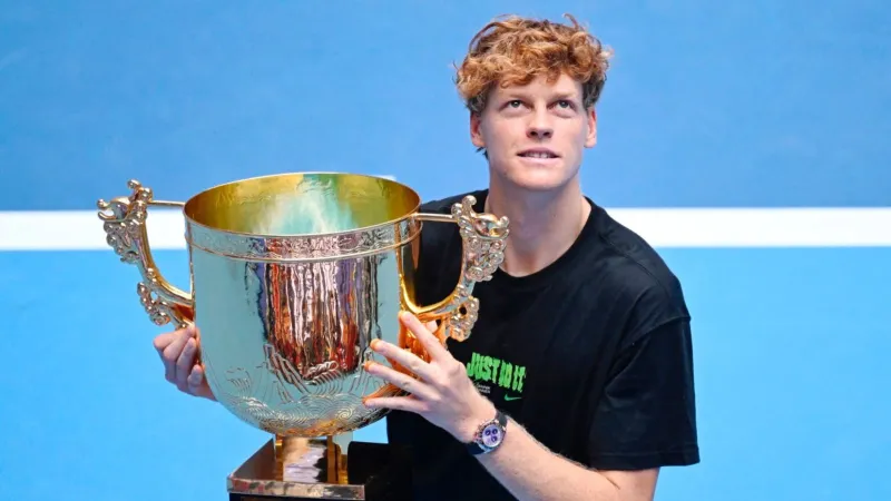 جاننيك سينر يتوج بلقب الصين المفتوحة بعد فوز ساحق على ليرنر تيان