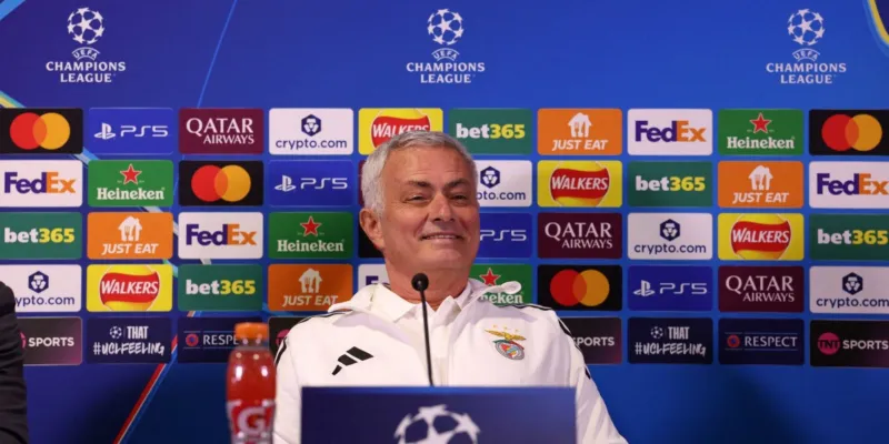 مورينيو يحرج مذيعة على الهواء ثم يتدارك الموقف بلقطة طريفة