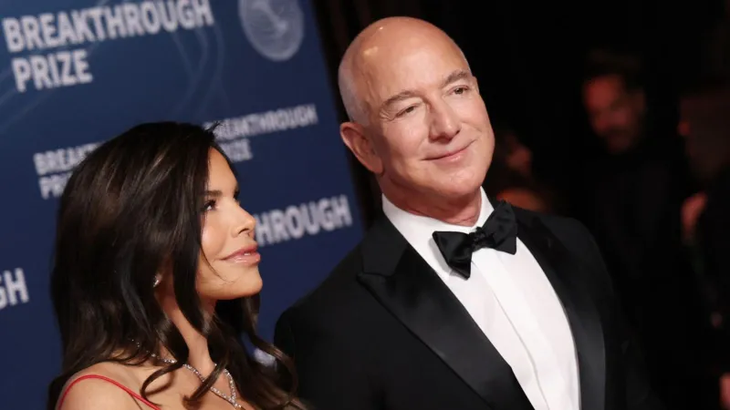 جيف بيزوس ولورين سانشيز يخطفان الأنظار في إيطاليا 