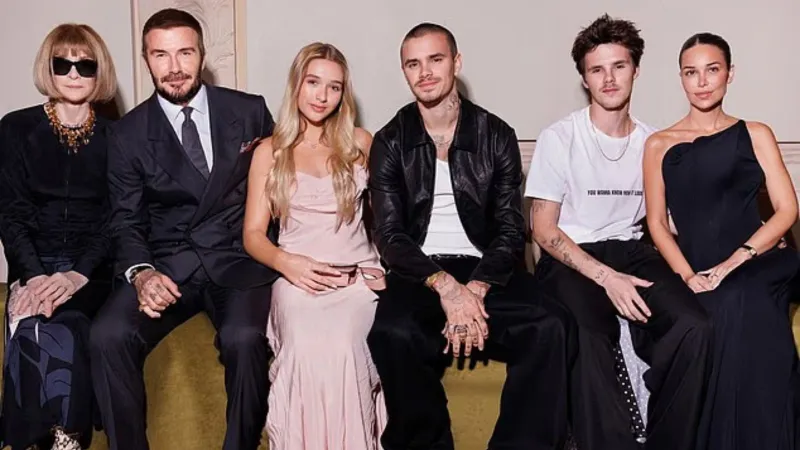 في أسبوع الموضة بباريس.. ديفيد بيكهام يحتفل بإنجازات زوجته فيكتوريا