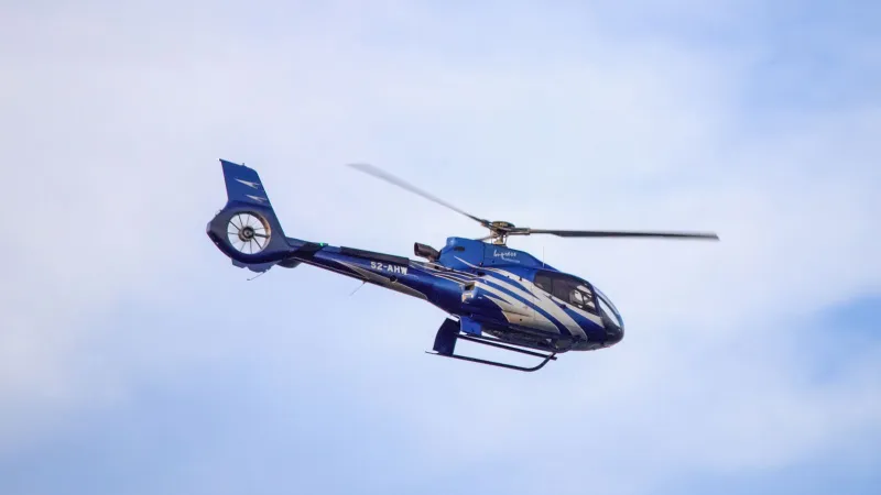  لقطات صادمة تكشف لحظة سقوط مروحية على سيارة في مطار بانكستاون