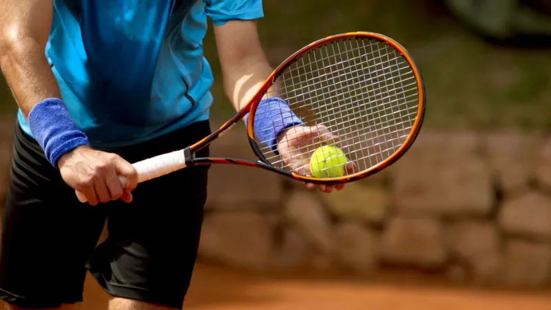 لماذا يجب حمل كرة تنس في حقيبة اليد أثناء السفر الجوي؟