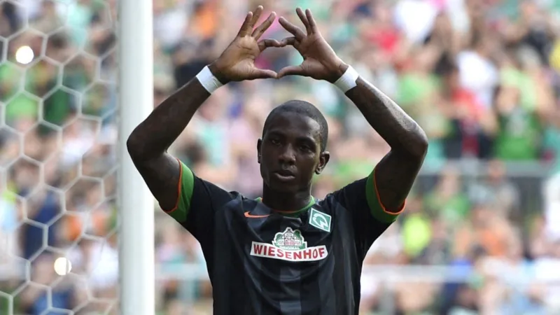 صدمة في هولندا: نجم الطواحين السابق ينجو بأعجوبة من حادث سير خطير (صور)