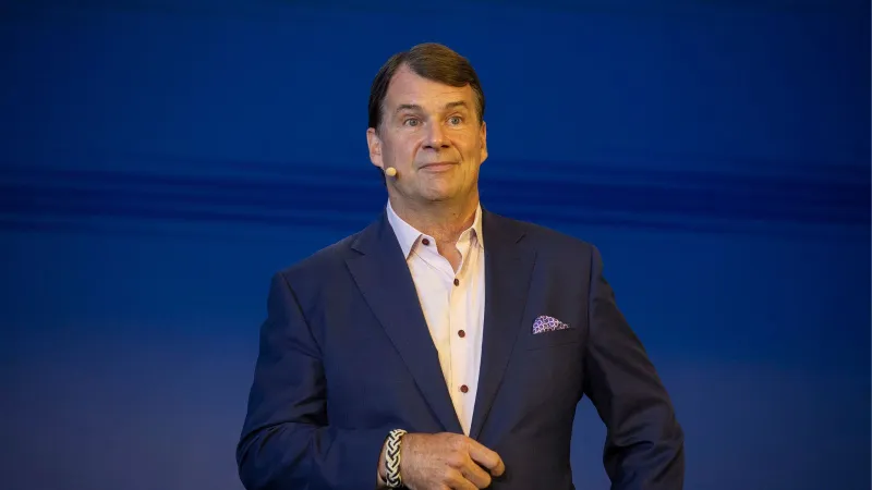 هل يكرر الذكاء الاصطناعي مصير الأتمتة والروبوتات في تقليص الوظائف؟