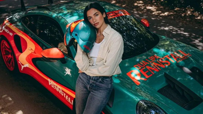 سيارات المشاهير تتحول إلى لوحات فنية.. ترف يروي قصصًا شخصية