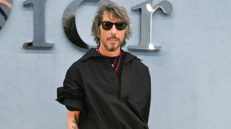 بيرباولو بيتشولي يفتتح أسبوع الموضة بإطلالة سوداء وساعة كاسيو