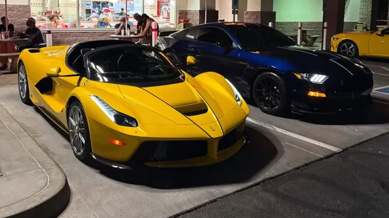 قيمة 7 ملايين دولار.. ظهور نادر لفيراري LaFerrari Aperta في شوارع أمريكا (فيديو)