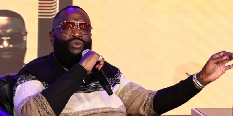 سلسلة المغني ريك روس الماسية تجسّد وجهه بالكامل بتكلفة 1.5 مليون دولار