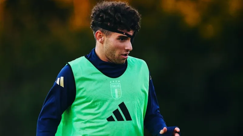 لماذا ظهر لاعبي منتخب إيطاليا للشباب بـ"رقعات عين القراصنة" في التدريبات؟