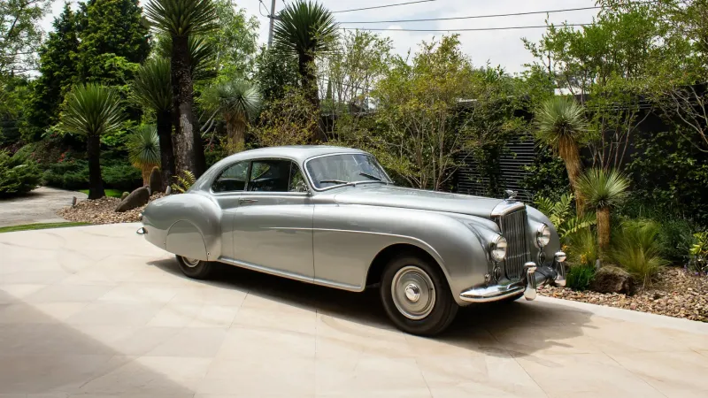 تحفة نادرة من بنتلي تعود للمزاد بعد رحلة بين ثلاث قارات (فيديو)