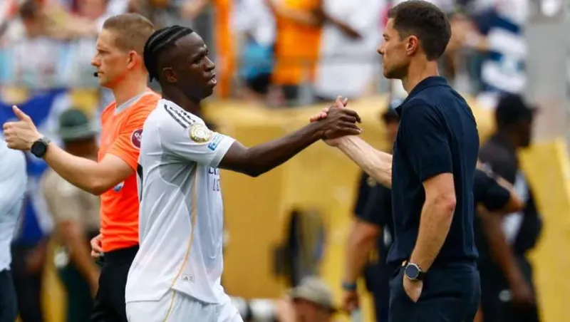 بعد جدل الكلاسيكو.. ألونسو يوضح موقفه من اعتذار فينيسيوس