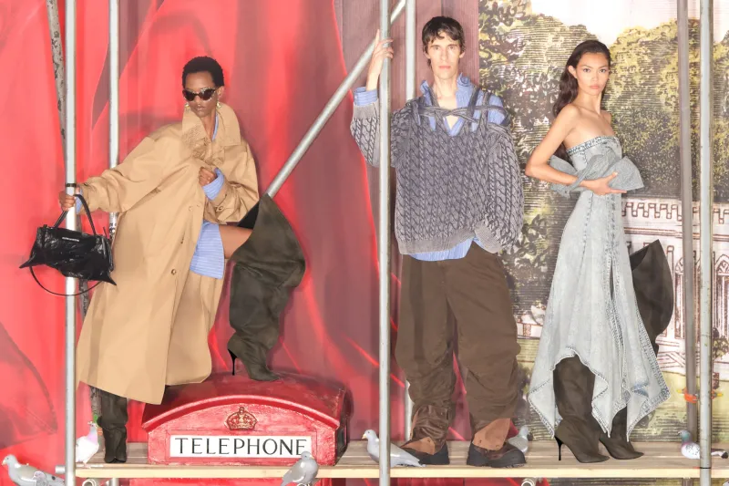 "إتش آند إم" تحتضن الخيال: غلين مارتنز يصنع أزياءً لكل الأذواق