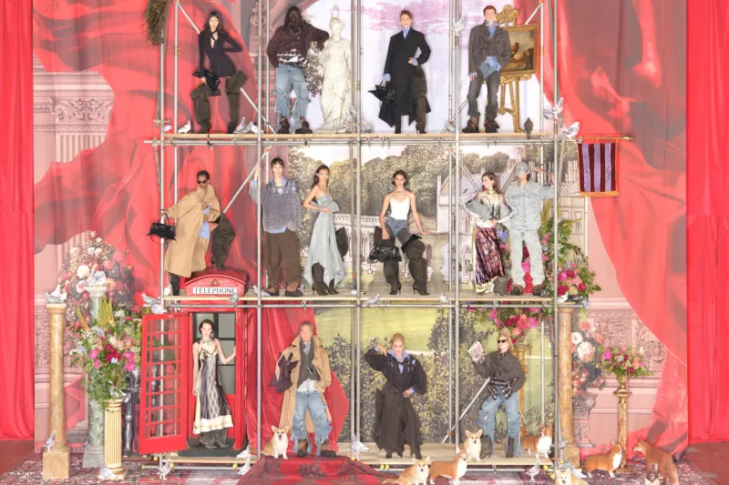 "إتش آند إم" تحتضن الخيال: غلين مارتنز يصنع أزياءً لكل الأذواق