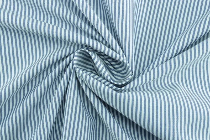 الأقمشة المخططة على منصّة الموضة مرّة أخرى: أناقة لا تفقد بريقها