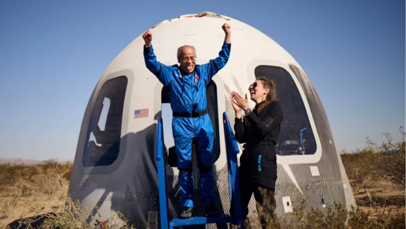 بعد 60 عامًا من الانتظار.. إد دوايت يعانق الفضاء أخيرًا (فيديو)