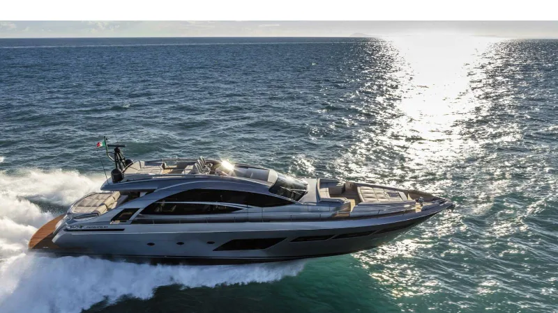 بيرشينغ 8X" يخطف الأنظار في مهرجان كان لليخوت 2025