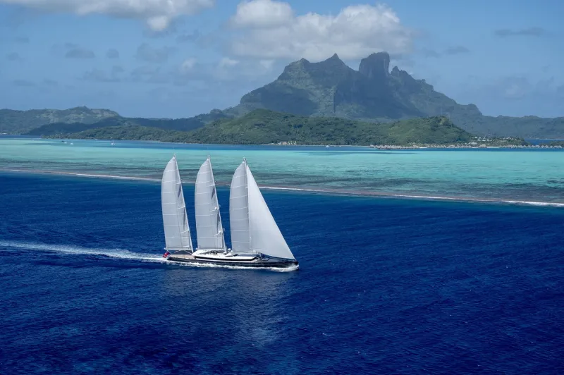 Trident 810.. أحدث يخوت رويال هوسمان الفاخرة بتصميم هجيني متطور