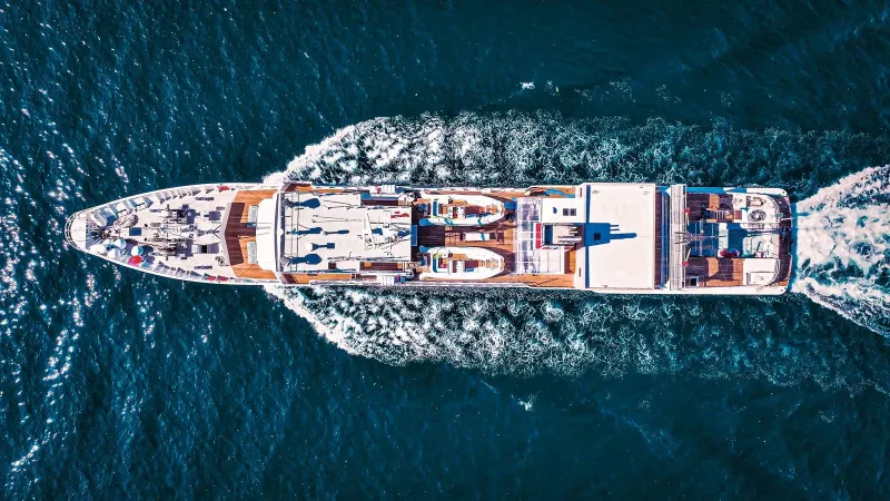 من أعالي البحار إلى عالم الفخامة: قصة تحول يخت "أزومي"