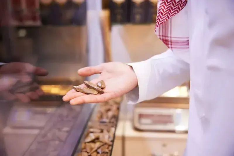 رحلة في عالم العود: كيف تفرق بين الأصلي والمزيّف؟