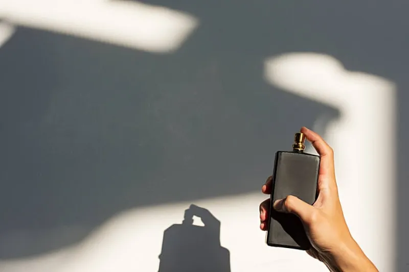 خفايا ثبات العطر: أماكن رشّ سحرية تدوم رائحتها طوال اليوم
