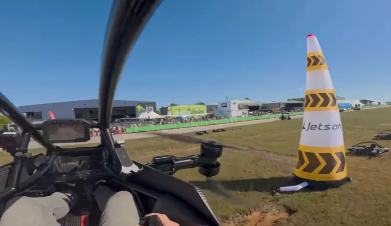 المستقبل بدأ الآن.. سيارة Jetson ONE تطير بلا طيار! (فيديو)