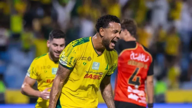 كينغ يسرق الأضواء بهاتريك في فوز الخليج الكبير على الرياض (فيديو) 