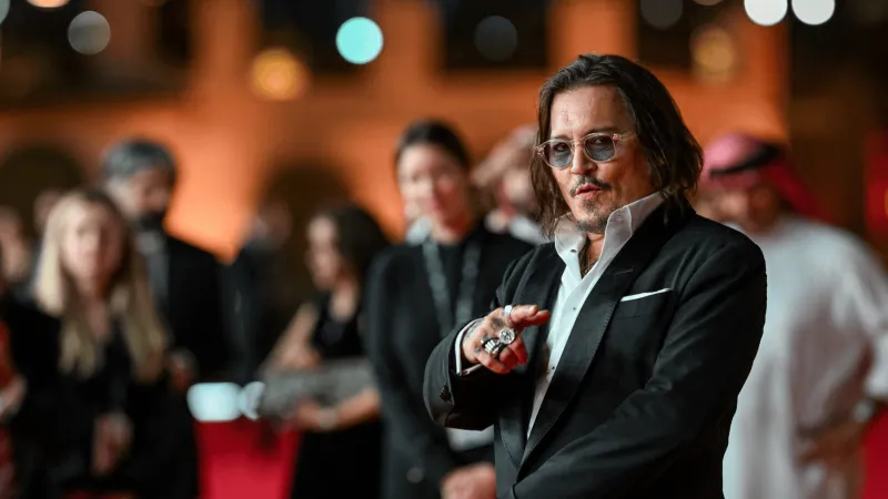  عودة هادئة لجوني ديب إلى الأضواء عبر كريستيان ديور في باريس ( فيديو) 