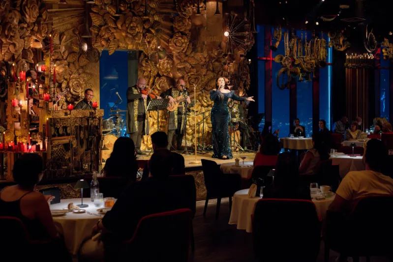 سيمفونية من الفن والنكهات الراقية: "لا تابل دو ميوزيك هول" نجم فريد للترفيه الغامر في دبي