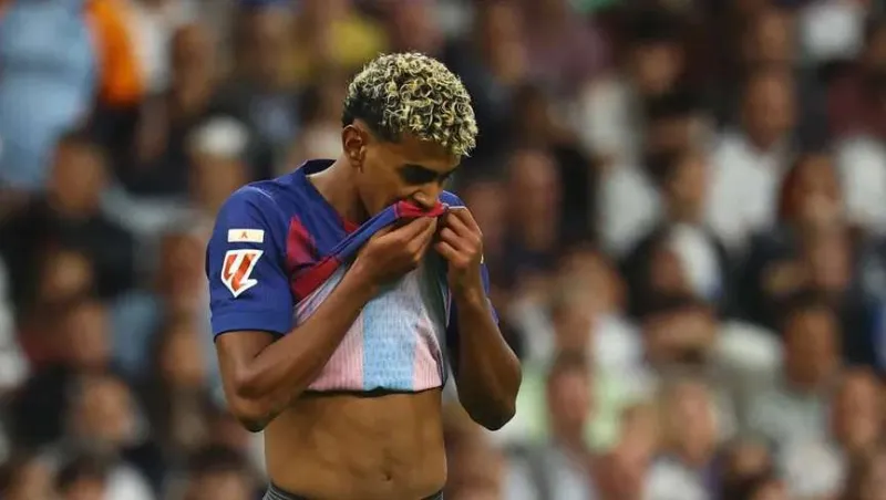 إصابة لامين يامال تقلق برشلونة.. هل انتهى موسمه؟