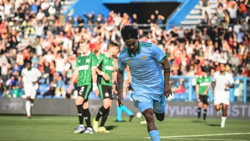 روما يواصل التألق ويتقاسم الصدارة مع نابولي على حساب ساسولو (فيديو)