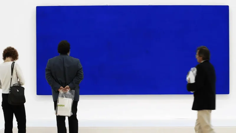 لوحة زرقاء عملاقة تعود إلى باريس بعد غياب طويل.. فما سرها؟