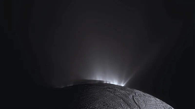 قمر جليدي يكشف سرًا قد يغيّر فهمنا للحياة في الكون (فيديو)