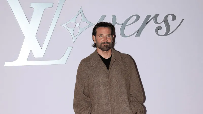 برادلي كوبر يثير الجدل بإطلالة جديدة.. والجمهور: نسخة من تشارلي شين