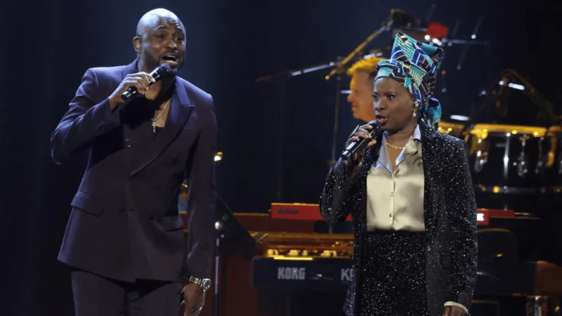 تفاصيل عرض واين برادي: كوميديا مباشرة وتفاعل مع الجمهور في بوليفارد سيتي