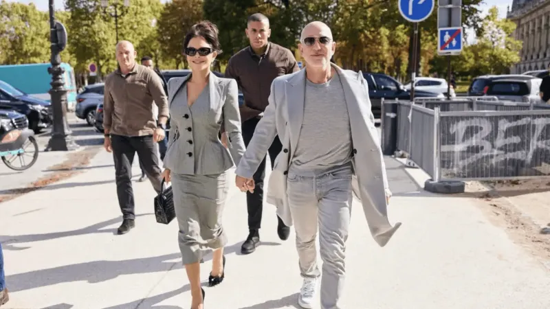 جيف بيزوس وزوجته يخطفان الأنظار بإطلالات رمادية متناغمة في أسبوع الموضة (فيديو)