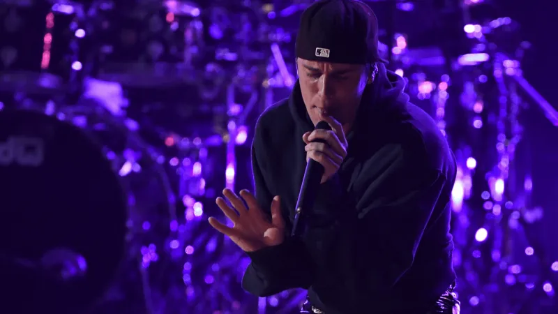 جاستن بيبر يدهش المعجبين بعزف البيانو في فندق فاخر باسكتلندا (فيديو)