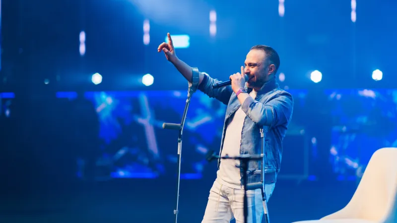 بعد صور الشرفة.. شيراز تُلغي متابعة حسام حبيب وتُثير الشائعات!