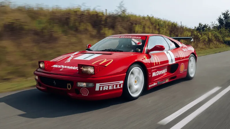 اكتشف تحفة فيراري إف355 تشالنج الكلاسيكية قبل مزاد أكتوبر