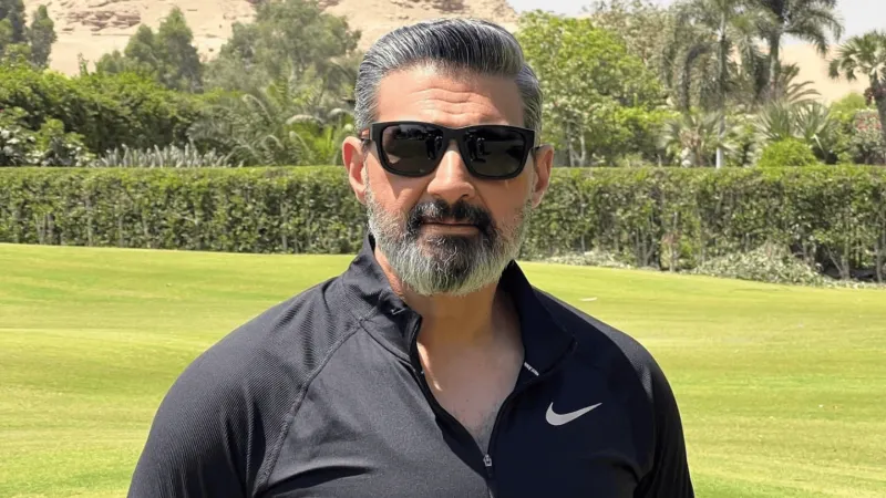 لحظة مؤثرة.. ياسر جلال يودّع ابنته قدرية بالدموع (فيديو)