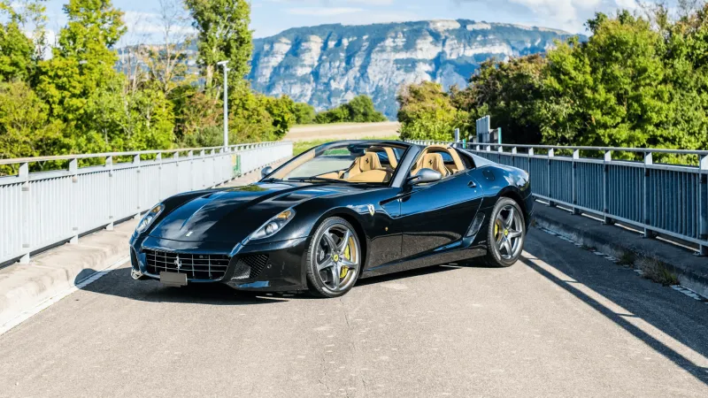 بسعر قد يصل إلى مليوني دولار.. Ferrari SA Aperta 2011 في مزاد نادر.. تعرف على مواصفاتها 
