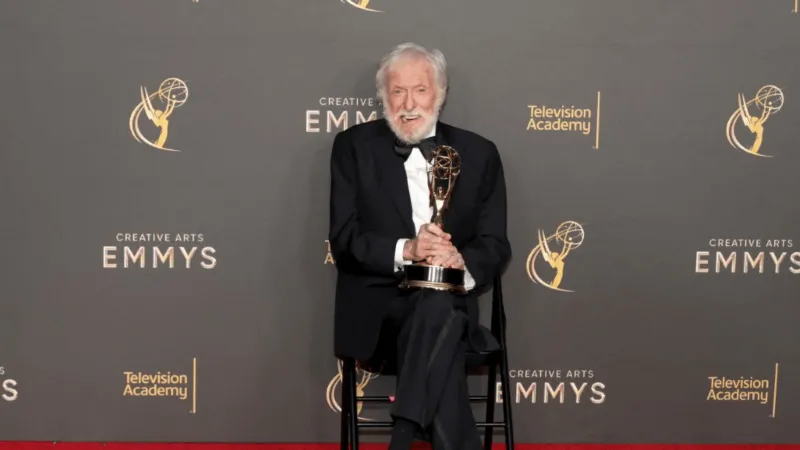 كيف حافظ ديك فان دايك على نشاطه وإبداعه حتى عمر الـ 100؟