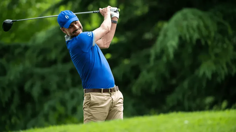 غوارديولا يمازح جمهوره بلقطة غولف بعد فوز صعب في الدوري