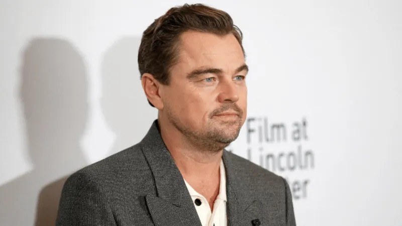 ليوناردو دي كابريو يُخفي ملامحه بعد عشاء رومانسي مع فيتوريا تشيريتّي في باريس (صور)