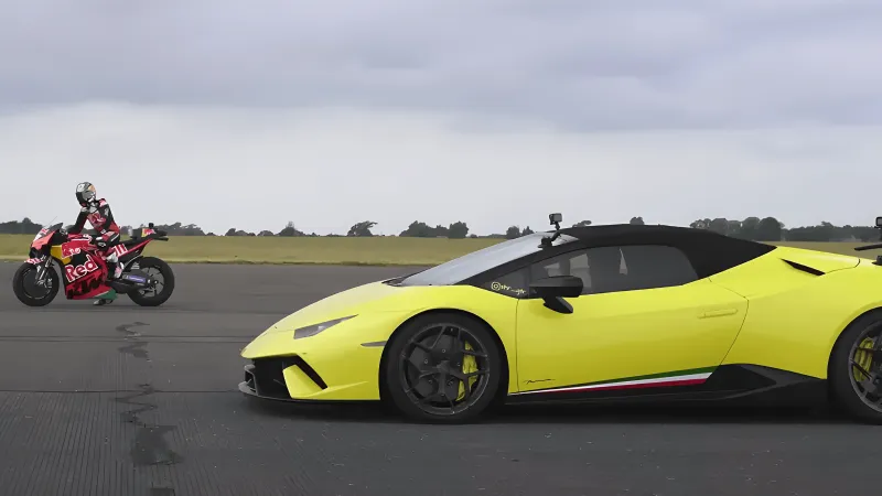  لامبورغيني ريفويلتو مقابل دراجة موتو جي بي في سباق تسارع ناري.. من يفوز؟