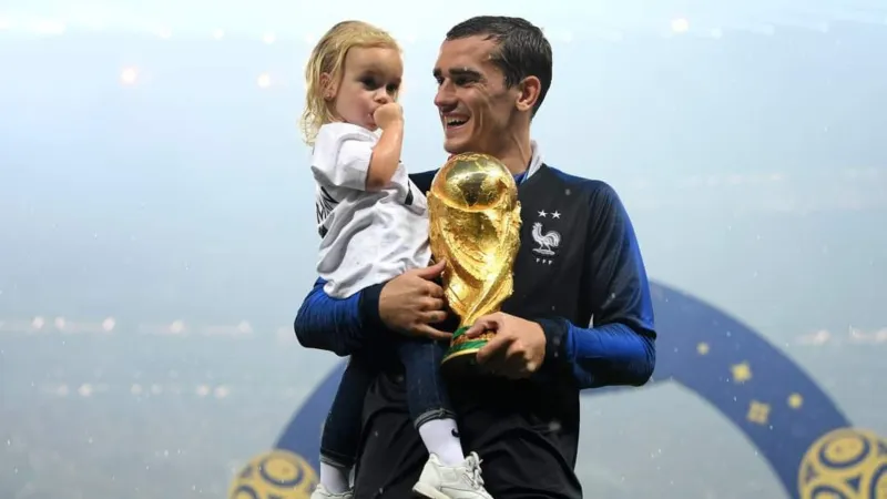 نجل اللاعب أنطوان غريزمان يخطف الأضواء بمهارات كروية مذهلة (فيديو)