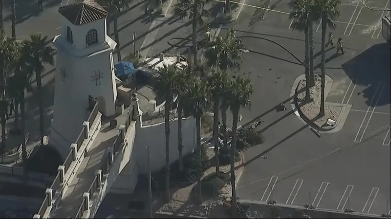 مشهد مروّع في كاليفورنيا.. سقوط مروحية فوق رواد أحد الشواطئ