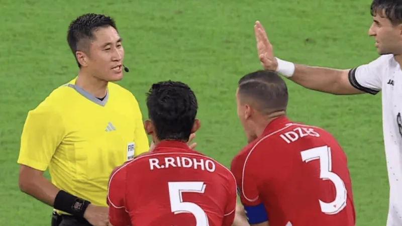 لحظة صادمة.. اعتداء على الحكم الصيني في مباراة العراق وإندونيسيا (فيديو)